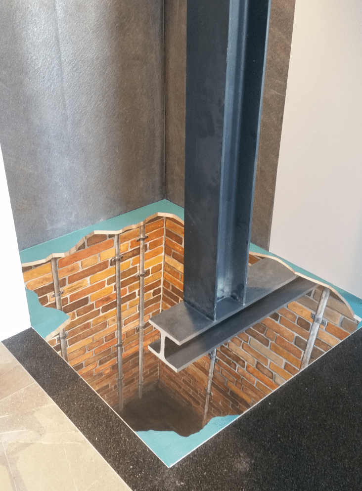 Aufzugschacht in Bäderstudio – Bodengestaltung